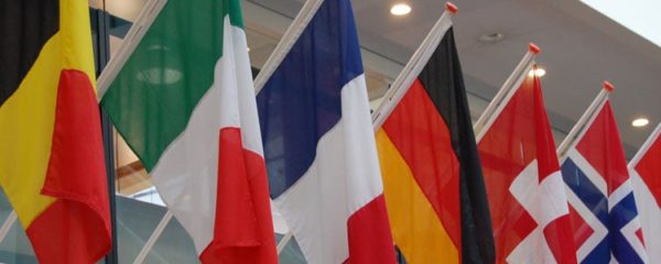 suspendre un drapeau à un mât