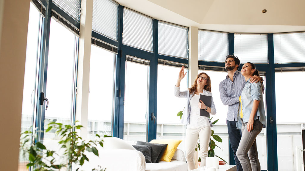 Investisseurs français visitant un bien immobilier en Floride avec agent